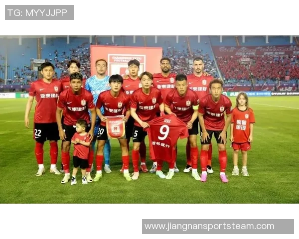 老友重聚亚泰主帅苏亚雷斯与国安队工作人员深情相拥展现友谊之情